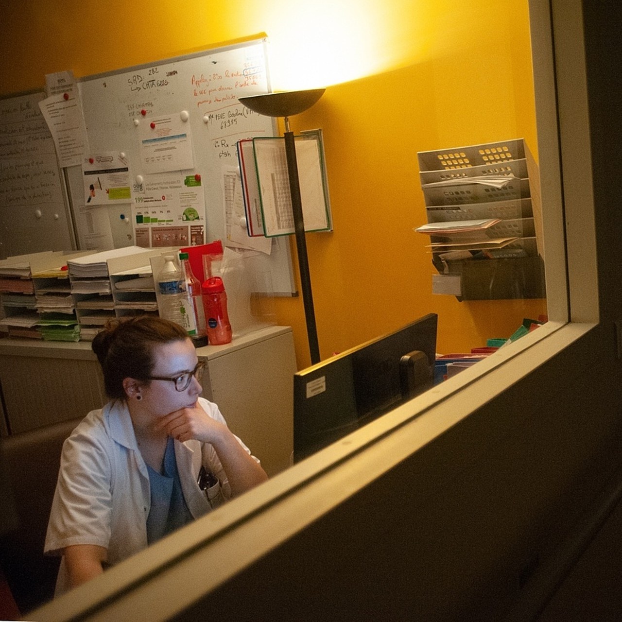 La nuit, la permanence des soins peut prendre la forme d'une présence continue sur place ou d'une astreinte à domicile. (Pascal Bachelet/BSIP)