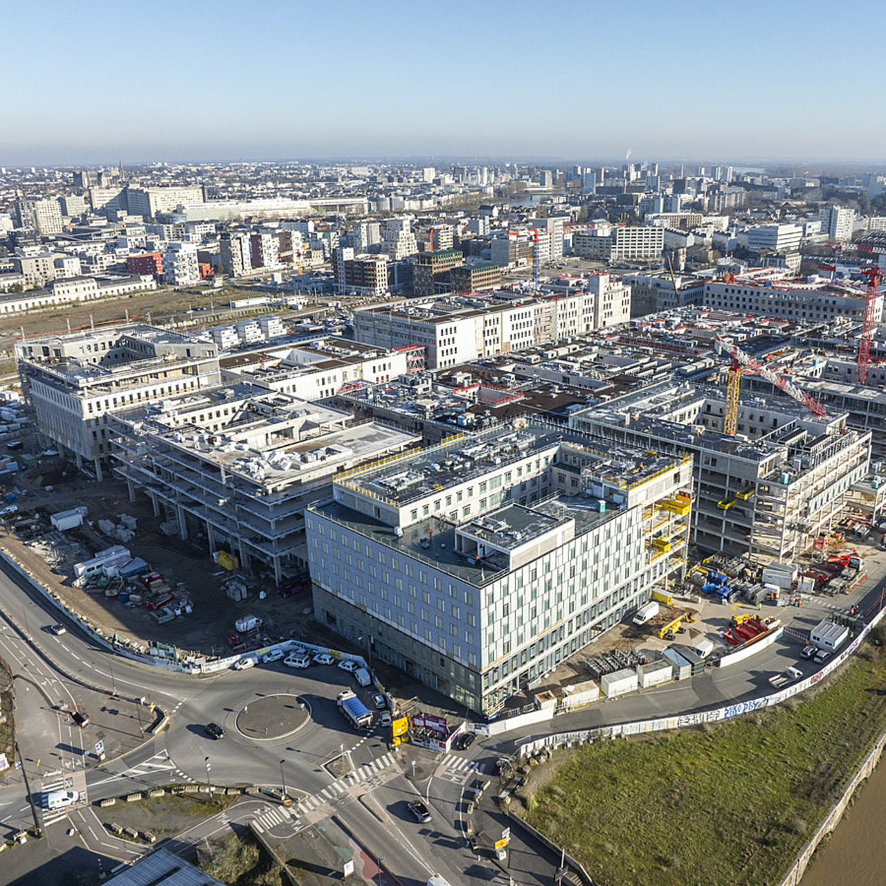 Le nouvel hôpital regroupera en un lieu unique des services essentiels comme les urgences, le bloc opératoire — aujourd'hui répartis sur trois sites — ou encore les soins critiques. (Julien Gazeau/YLHOS)