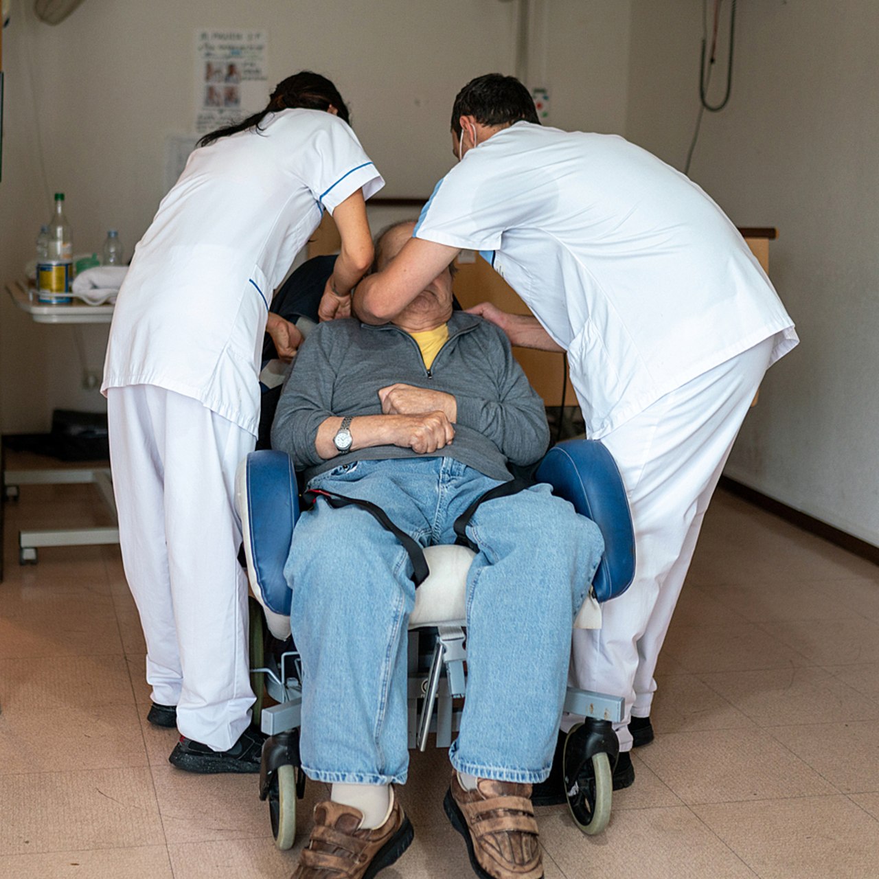 Selon le Conseil d'État, l'emploi d'aides-soignants indépendants en établissement est en contradiction avec le Code de l'action sociale et des familles et celui du travail. (Morcillo/BSIP)