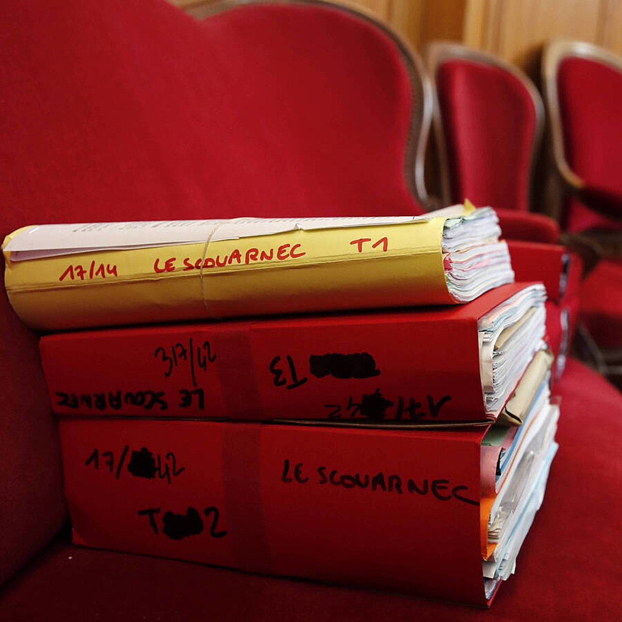 Le procès de Joël Le Scouarnec débute ce lundi à Vannes. L'ex-chirurgien comparaît pour plus de 300 faits de viols et d'agressions sexuelles sur mineurs, qu'il aurait commis lors de l'exercice de ses fonctions. (AP Photo/François Mori)