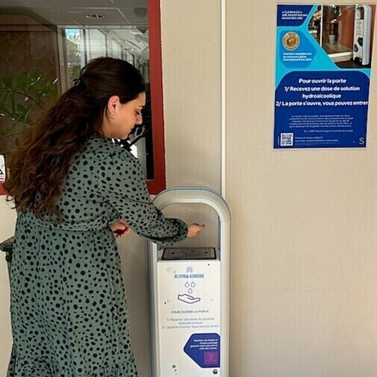 La distribution de solution hydroalcoolique conditionne l'entrée à l'Ehpad Korian des Pins-verts de Narbonne. (Cyrielle Estève)