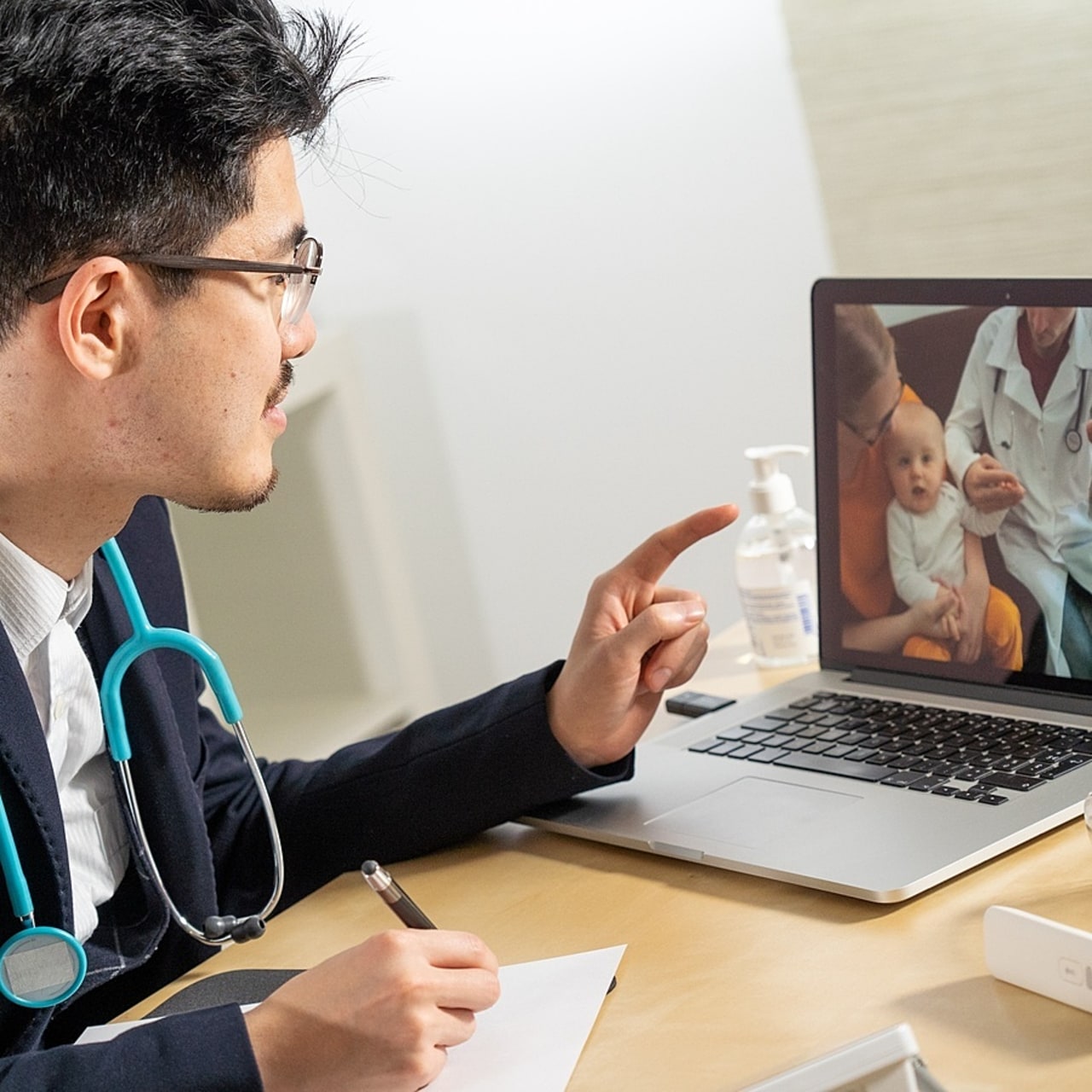 La Confédération des syndicats médicaux français estime que l'amélioration de l'accès aux soins passe par l'exercice coordonné et l'aller vers du patient au médecin, grâce aux moyens territoriaux et numériques. (Collanges/Image point FR/BSIP)