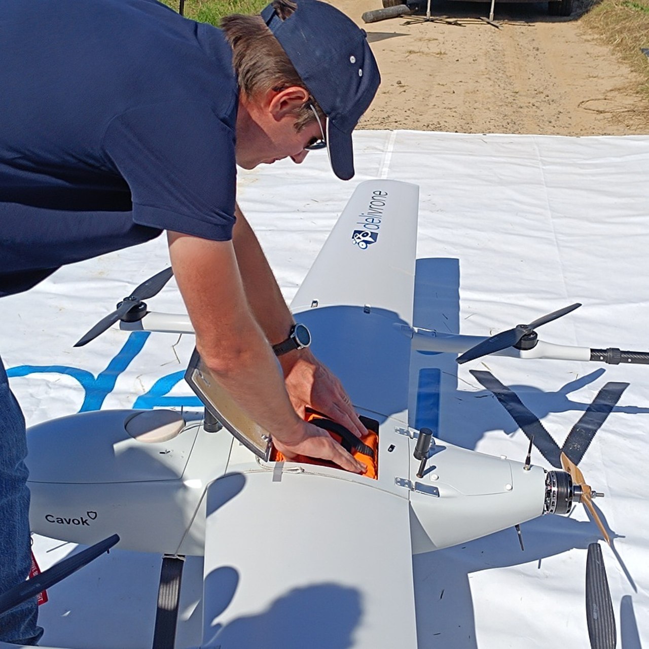 En plus des échantillons biologiques, le GCS Sambre-Hainaut-Artois biologie envisage de diversifier le transport médical avec des médicaments, du petit matériel stérilisé, des poches de sang ou un défibrillateur pour optimiser les vols.(Perrine Debacker/Hospimedia)
