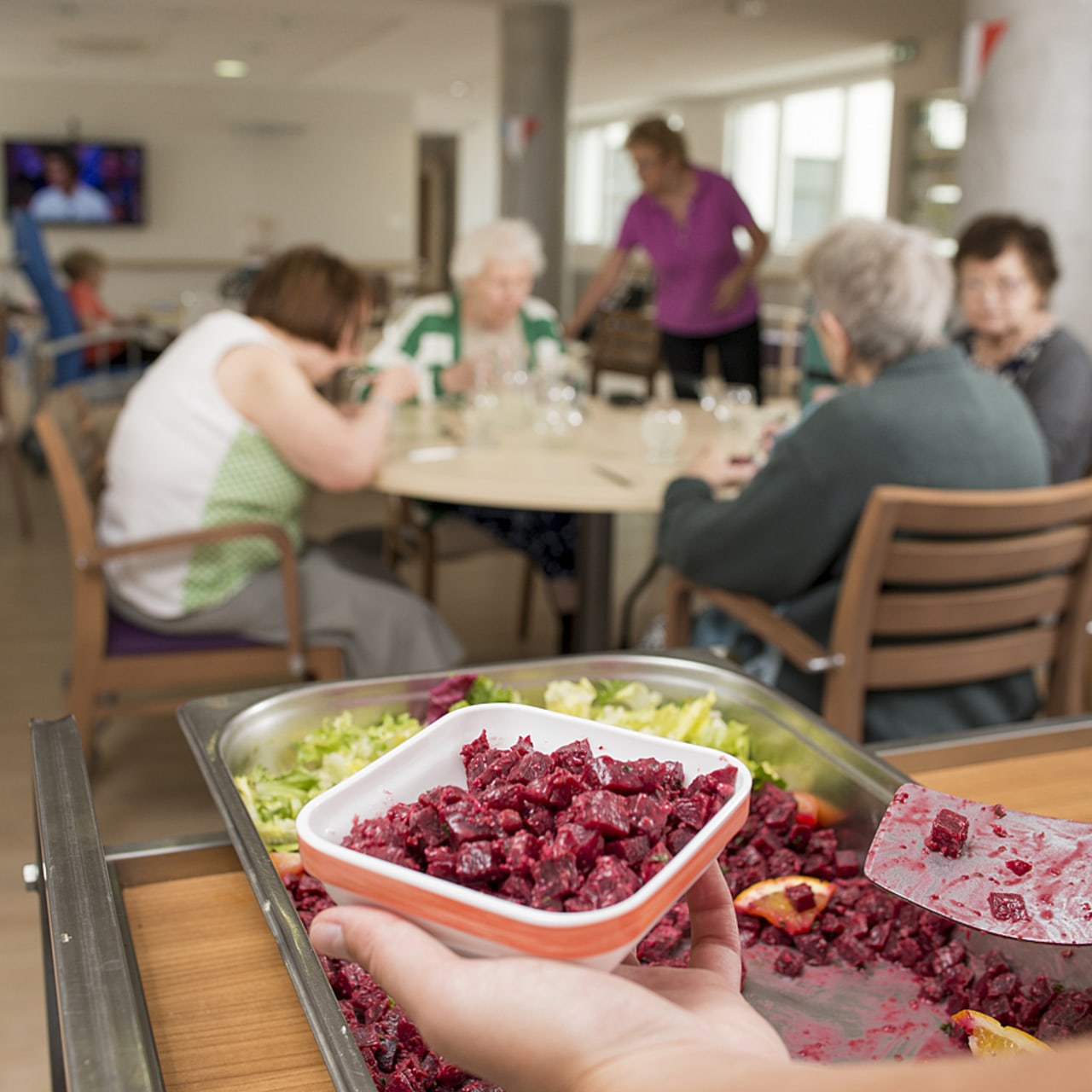 Selon le Resah, la restauration est le premier segment d'achat des établissements. Viennent ensuite l'énergie, les produits pharmaceutiques, les produits à usage médical, les prestations de blanchisserie et enfin les produits d'incontinence. (Astier/BSIP)