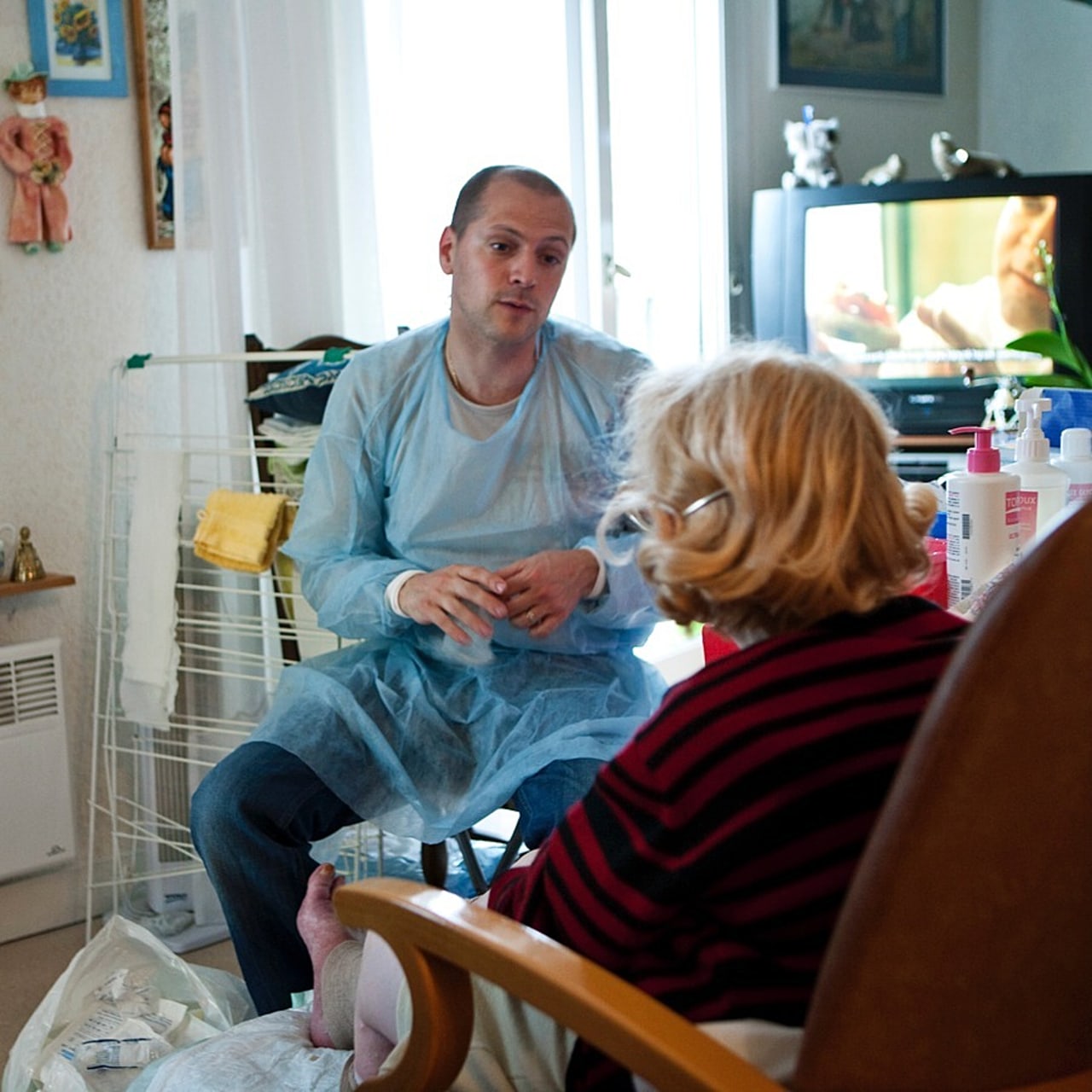 Depuis la mi-mars, l'AP-HP a installé une cellule d'admission médicalisée pour traiter les demandes d'HAD. Constituée autour d'un médecin, d'un pharmacien et d'un infirmier, elle se veut un "interlocuteur unique et disponible". (Amélie Benoist/Image Point FR/BSIP)