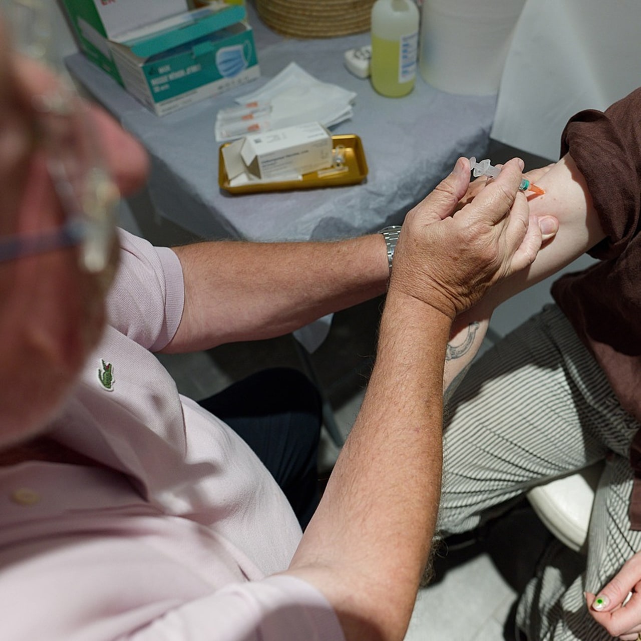 Deux personnes âgées ont présenté des symptômes similaires à ceux d'une forme grave de chikungunya après l'injection du vaccin Ixchiq, dont l'une est décédée. À La Réunion et Mayotte, la vaccination se limite désormais aux 18-64 ans avec comorbidités. (Valérie Koch/Sipa)