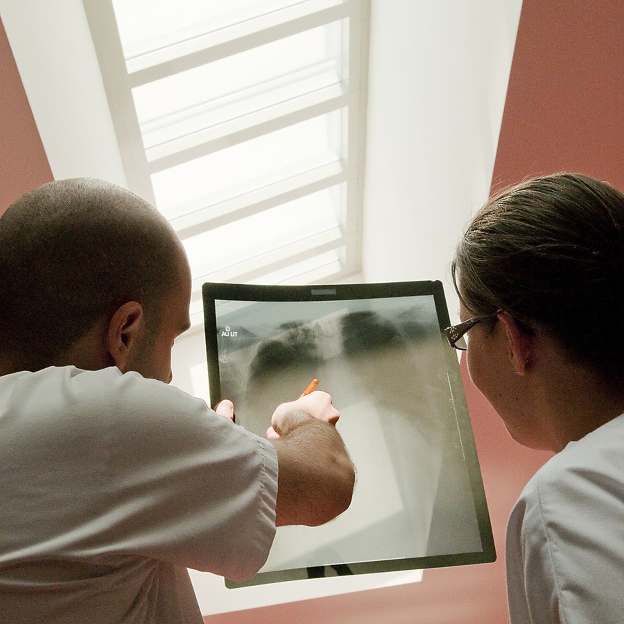 Le programme Impulsion a pour objectif d'évaluer la pertinence de réaliser une simple lecture des scanners par un radiologue formé, assisté de l'IA, en comparaison avec une double lecture par des experts. (Raguet H./BSIP)