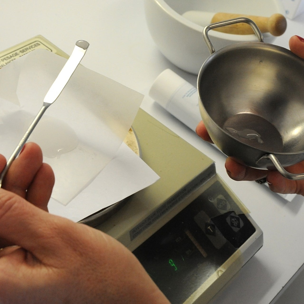 La préparation magistrale est l'une des compétences des pharmaciens hospitaliers mais leur exercice ne se limite pas à cette seule mission à laquelle ils ont l'impression d'être cantonnés. (Pascal Bachelet/BSIP)