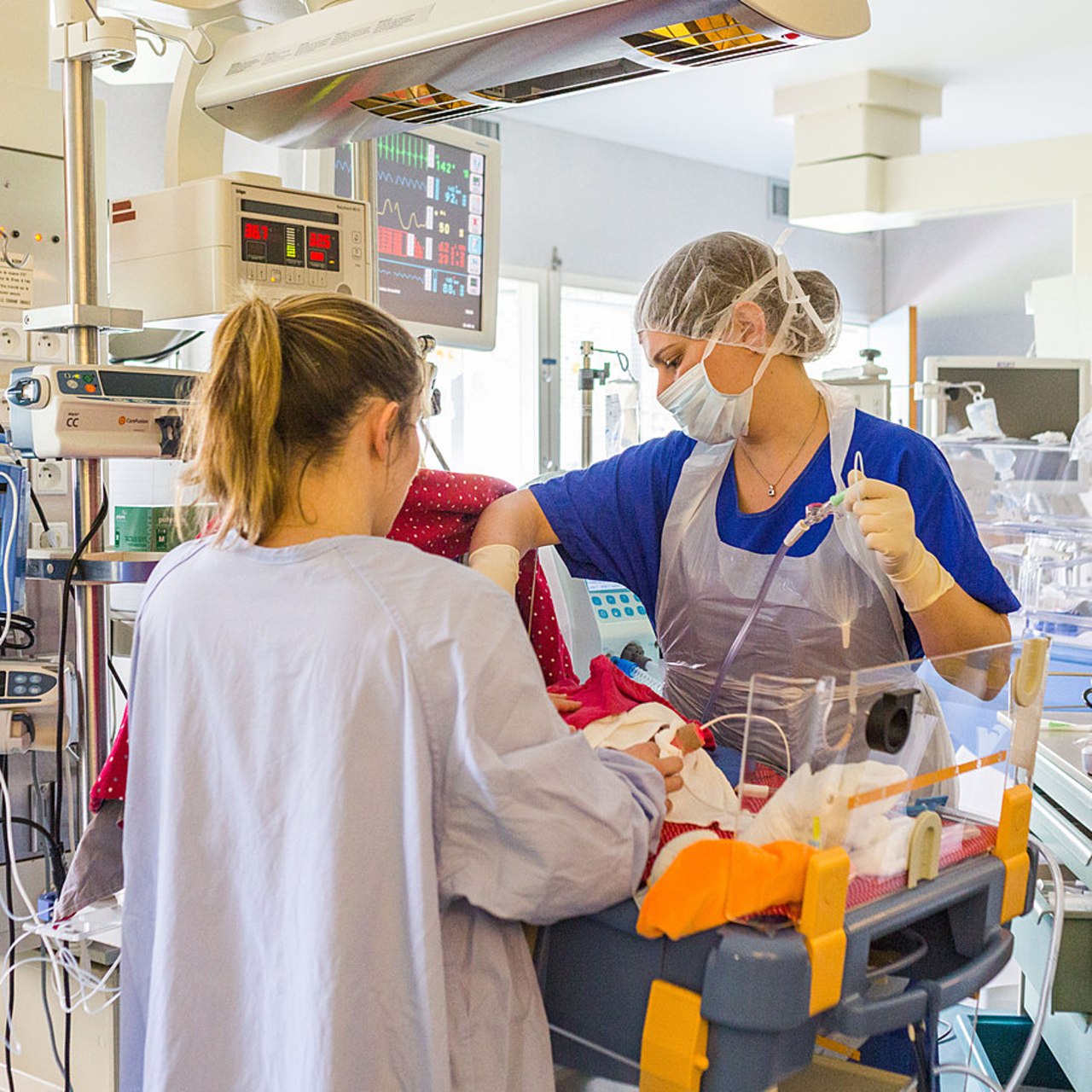 La Société française de néonatologie et le Conseil national professionnel de pédiatrie demandent une révision des effectifs, dans les services de soins critiques néonatals. (Burger/Phanie)