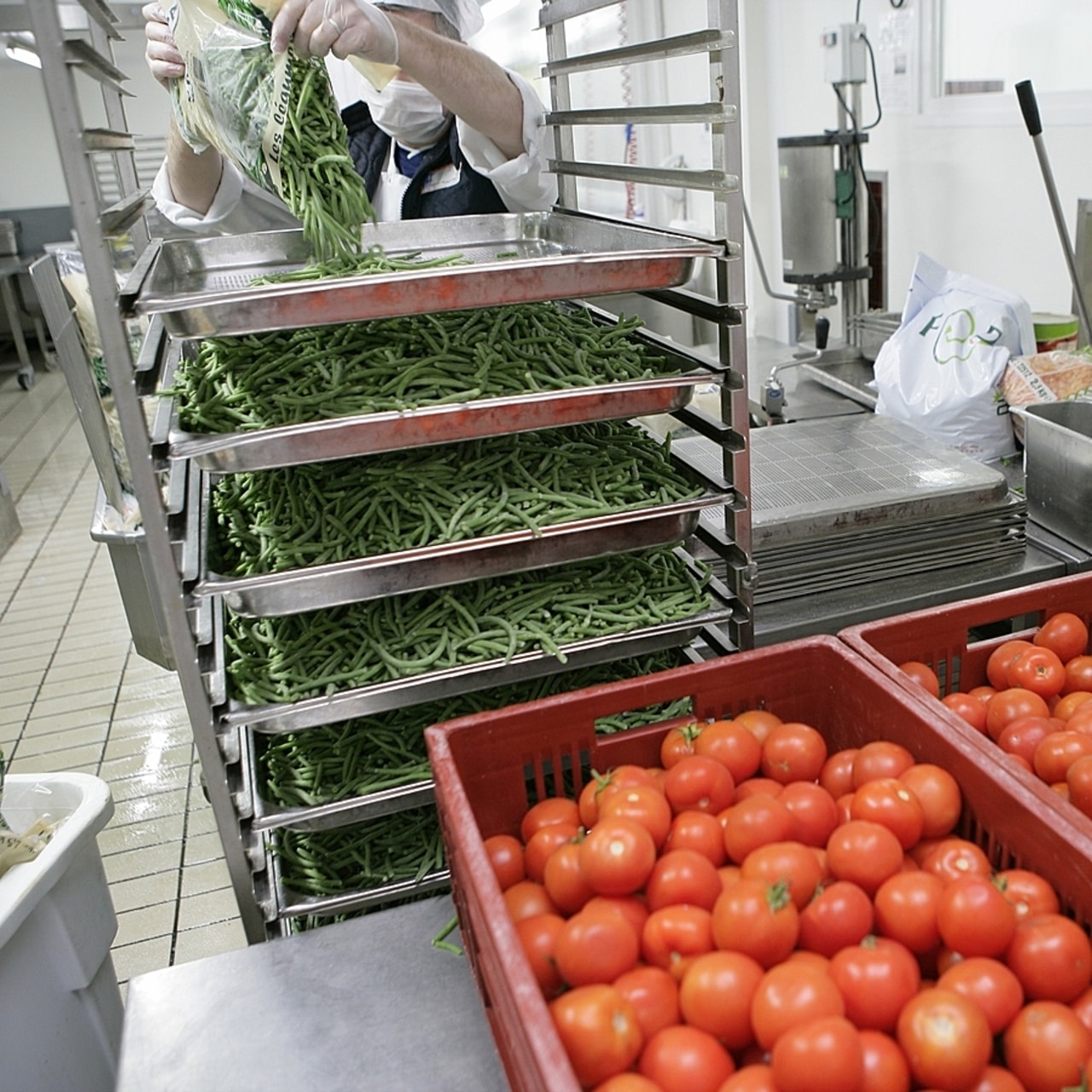 Pour les équipes restauration, les ateliers ont été réorganisés en mettant l'accent sur la légumerie et la pâtisserie. (Chassenet/BSIP)