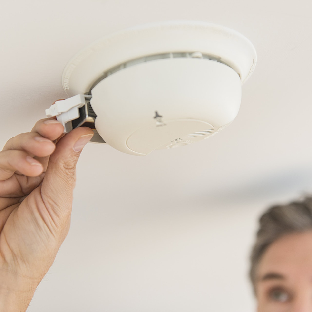 La nouvelle réglementation incendie en habitats inclusifs prévoit l'installation de détecteurs de fumée dans toutes les chambres des dispositifs. (Tetra/BSIP)