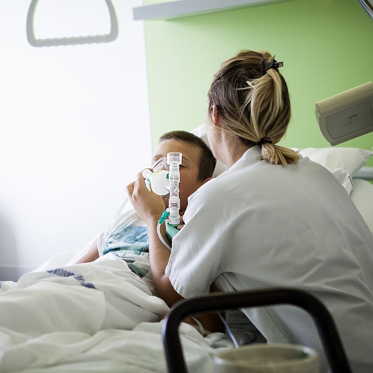 La fermeture du réseau de protoxyde d'azote entraîne un nouveau défi pour réduire les conséquences sur l'environnement des activités de soin, celui du choix du bon dispositif associé aux bouteilles dans les chambres. (Amélie Benoist/Image Point Fr/BSIP)