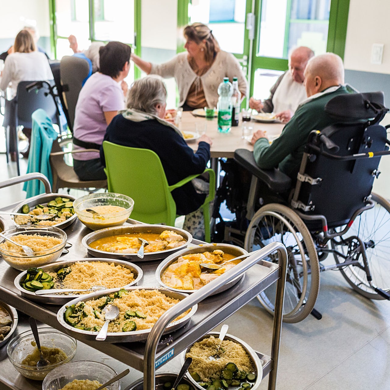 Pour assurer une qualité alimentaire équitable entre les Ehpad, Aline Victor préconise de clarifier les composantes alimentaires, de créer un budget minimal lié aux loyers et aussi de définir un coût standard pour chaque repas. (Burger/Phanie)