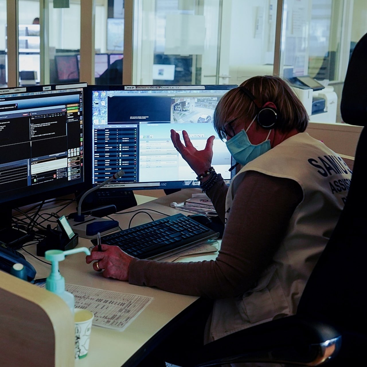 Chaque jour passé au Samu, un assistant de régulation fait face globalement à cinq raccrochés intempestifs, autant de critiques négatives, trois injures et une menace qui peut être parfois de mort. (Tremelet/Image point FR/BSIP)