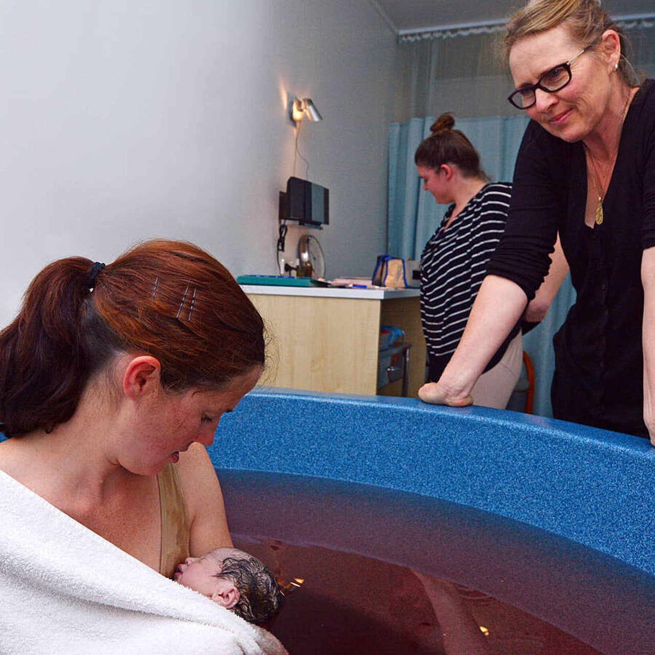 L'étude souligne des taux élevés d'immersion et d'accouchement dans l'eau lors des prises en charge en maison de naissance. Les autrices soulignent l'application du concept de salutogénèse pour maintenir les femmes à faible risque de complications dans cette catégorie. (Rafael Ben-Ari/Chameleons Eye/Newscom/Sipa)