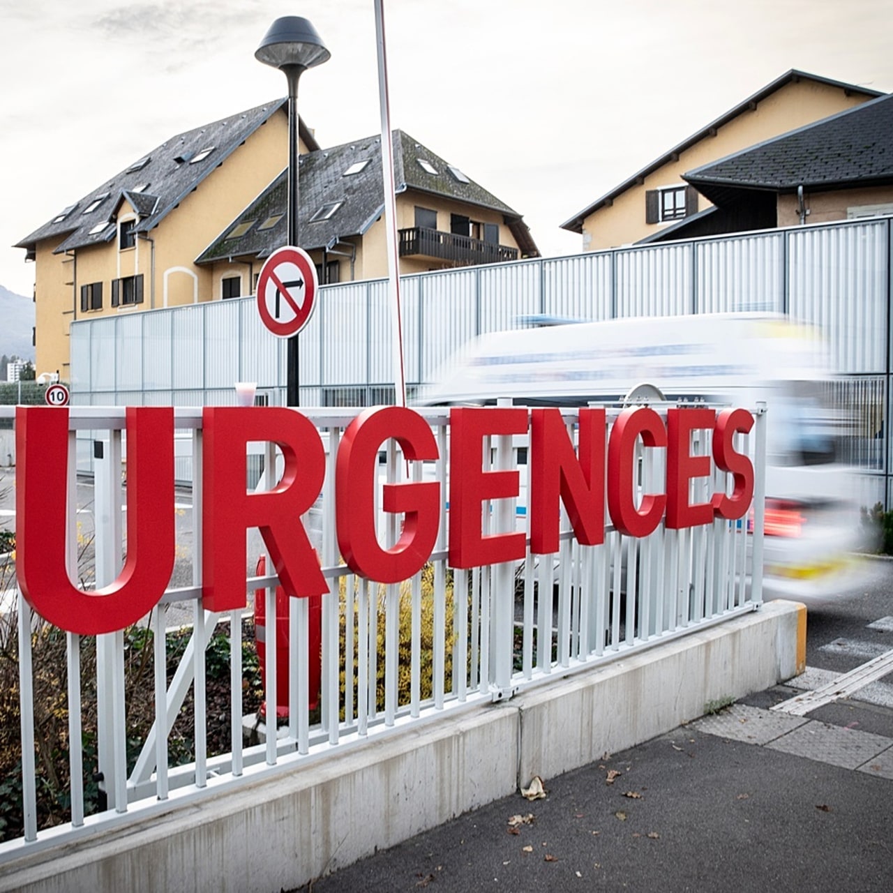 L'objectif cet été des autorités sanitaires sur la gestion des lits d'aval des urgences est de "tendre vers l'objectif qu'il n'y ait plus d'attente déraisonnable sur un brancard", et d'éviter ainsi la surmortalité associée. (Jessica Bordeau/Image Point FR/BSIP)