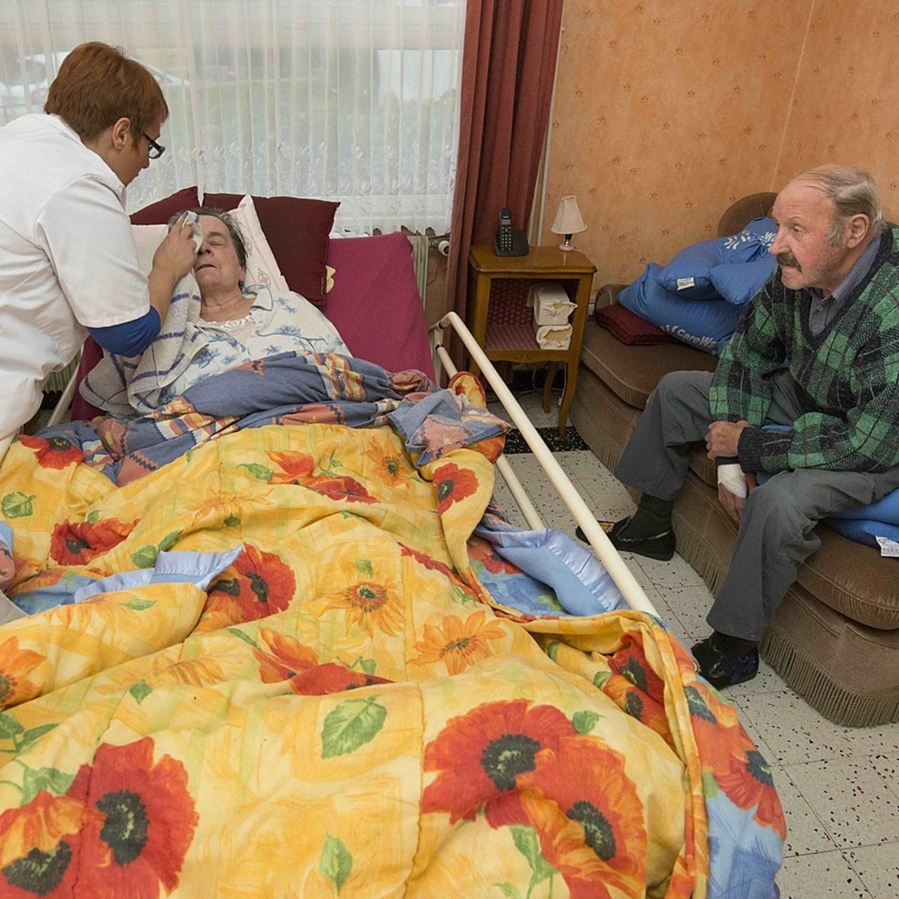 Professionnels et proches aidants doivent trouver leur place auprès de la personne aidée. (Astier/BSIP)