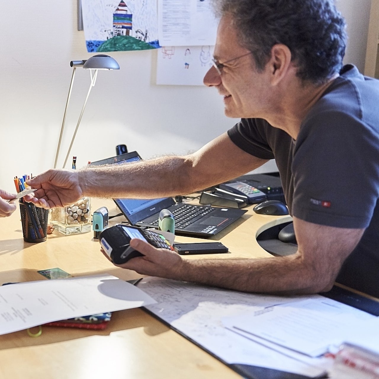 Les revalorisations prévues au 1er juillet pour les spécialistes libéraux, comme les pédiatres, seront décalées à 2026 pour limiter la hausse des dépenses de santé. Une mesure qui cristallise l'opposition du monde libéral. (Marie Bienaimé/Image Point FR/BSIP)