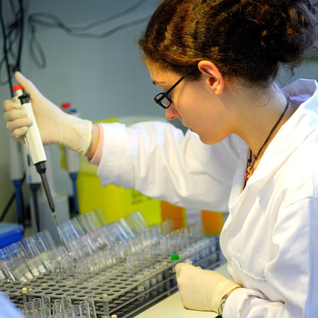 La recherche publique et la recherche privée doivent marcher main dans la main afin de donner un avantage compétitif aux entreprises françaises dans les secteurs clés pour l'autonomie stratégique du pays, dixit le ministre Philippe Baptiste. (CHU Brest-Garo/Phanie)