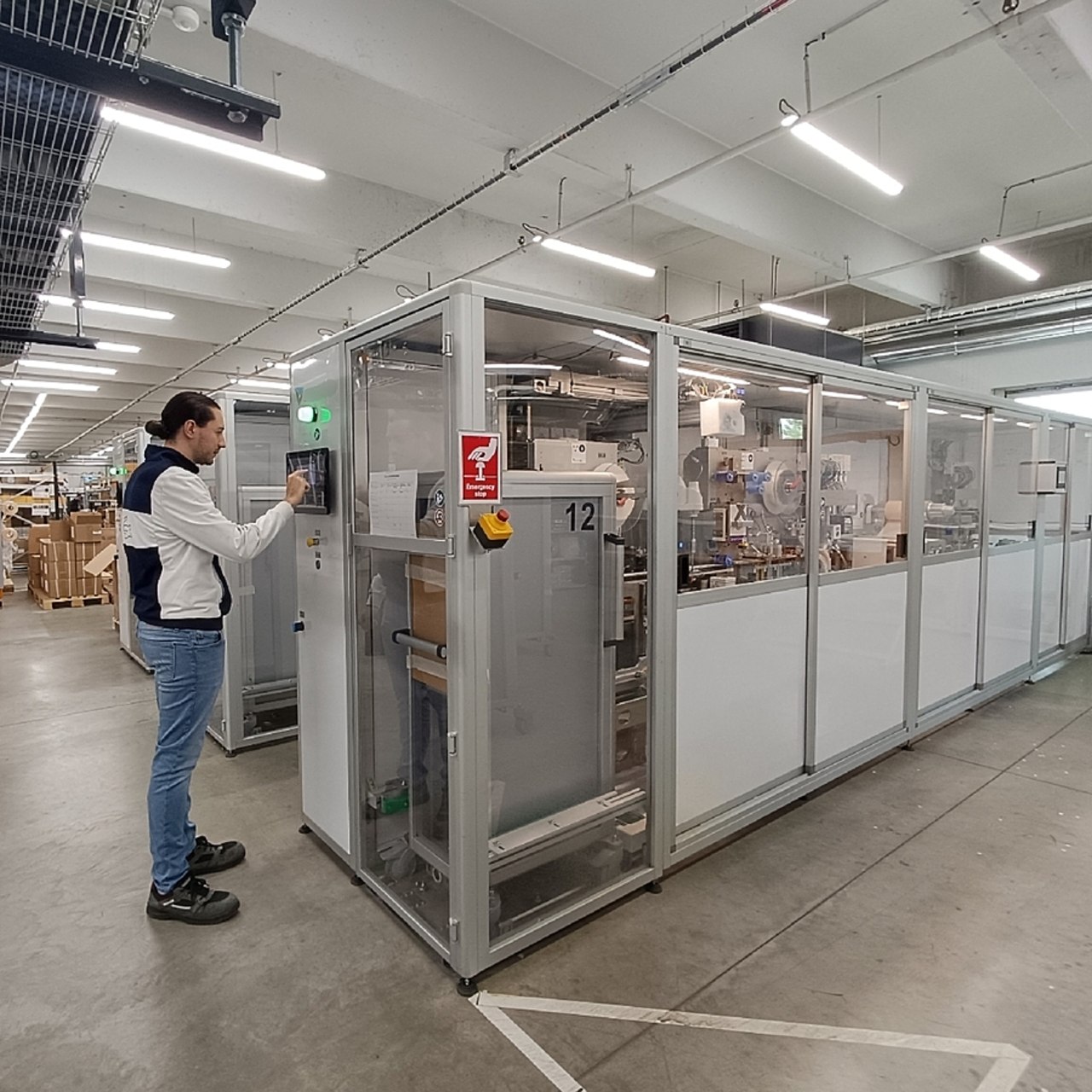 L'installation d'automates dédiés à la production de doses unitaires a nécessité la création d'un nouveau métier de pilote de ligne de cette zone robotisée. (Perrine Debacker/Hospimedia)