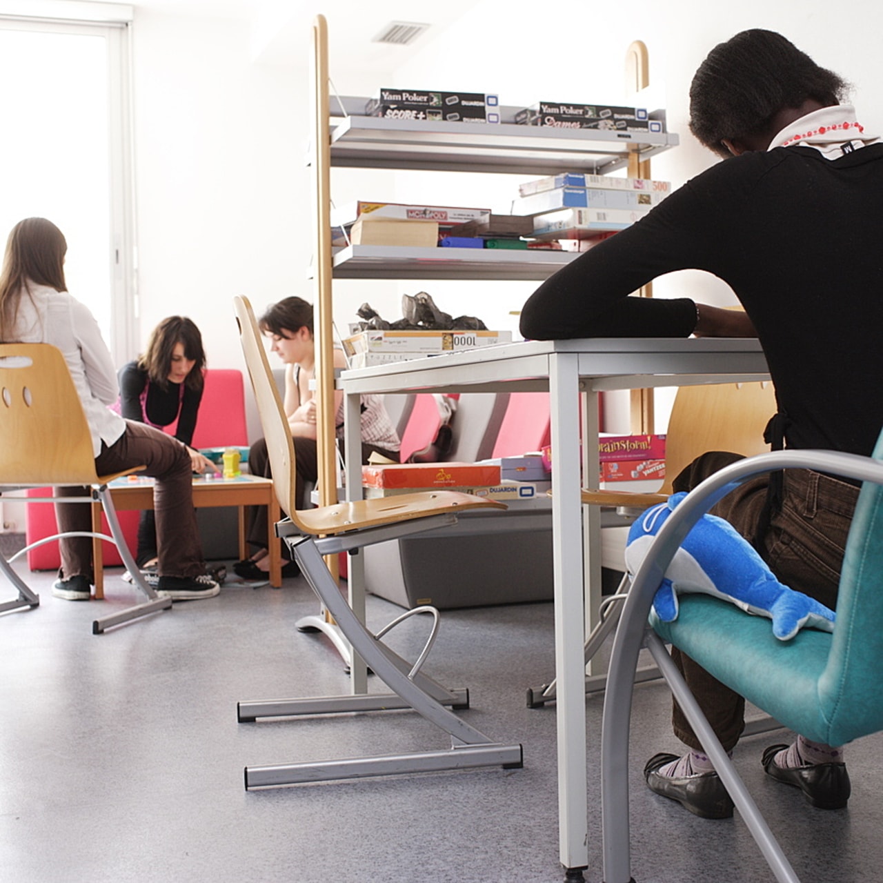 Consolider l’offre existante, plutôt que de développer de nouveaux dispositifs, est préconisé par une mission d'information sur la santé mentale des mineurs. Elle appelle à renforcer le maillage et les moyens des maisons des adolescents et centres médico-psychologiques. (Burger/Phanie)