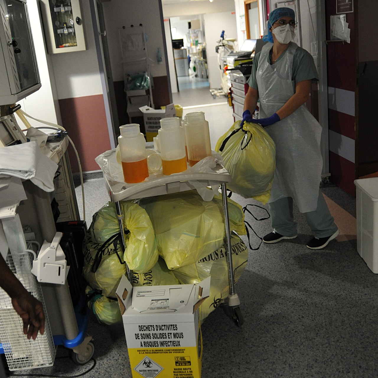 Le guide sur les déchets d'activité de soins à risque infectieux a été révisé pour permettre de mieux caractériser le risque infectieux d'un déchet  et de mieux orienter le geste de tri. (Pascal Bachelet/BSIP)