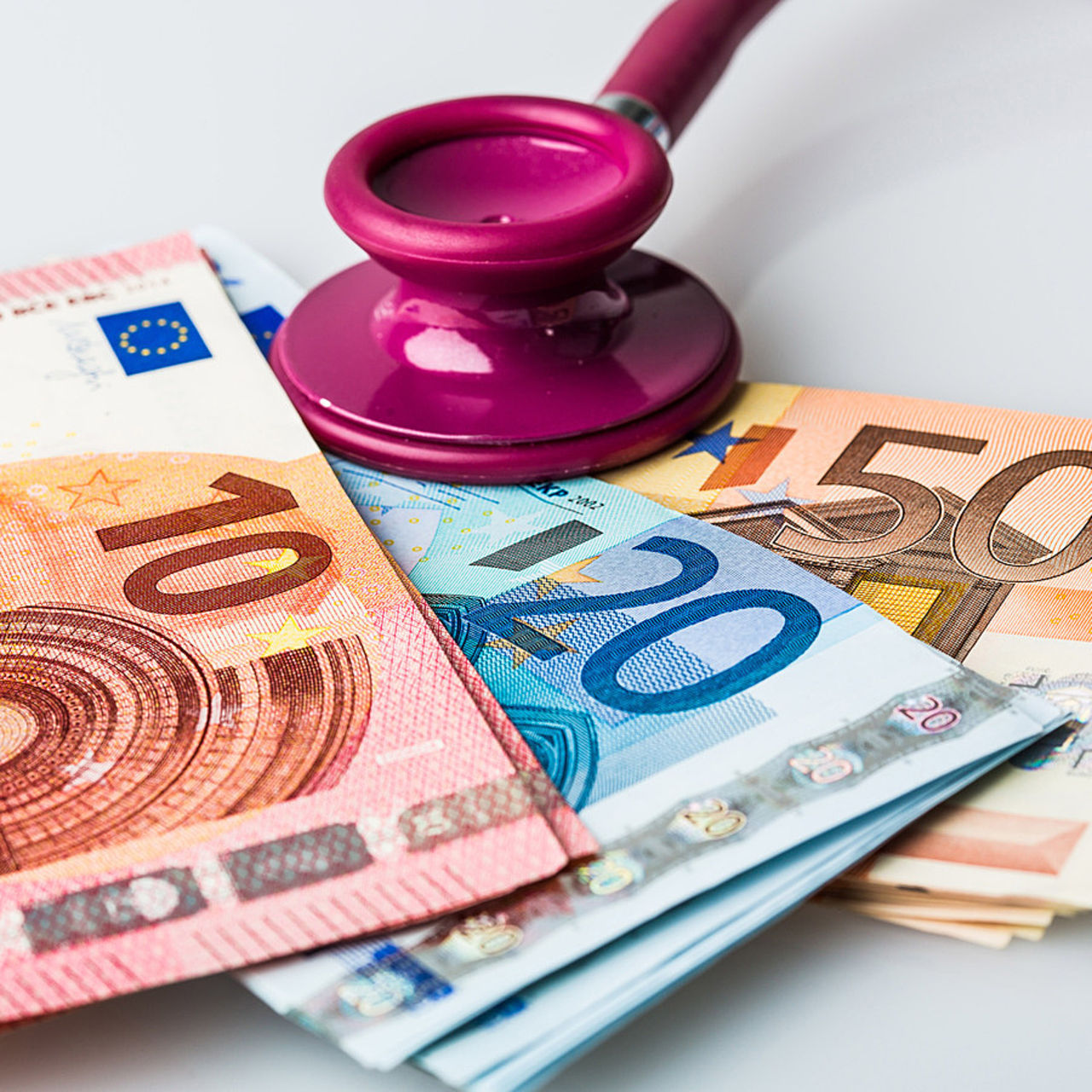 Alors que des craintes se sont exprimées sur la "financiarisation de la santé", des inspecteurs généraux des affaires sociales et des finances ont analysé cette situation. Ils livrent quinze recommandations pour encadrer l'intervention des acteurs financiers dans le champ sanitaire. (Garo/Phanie)