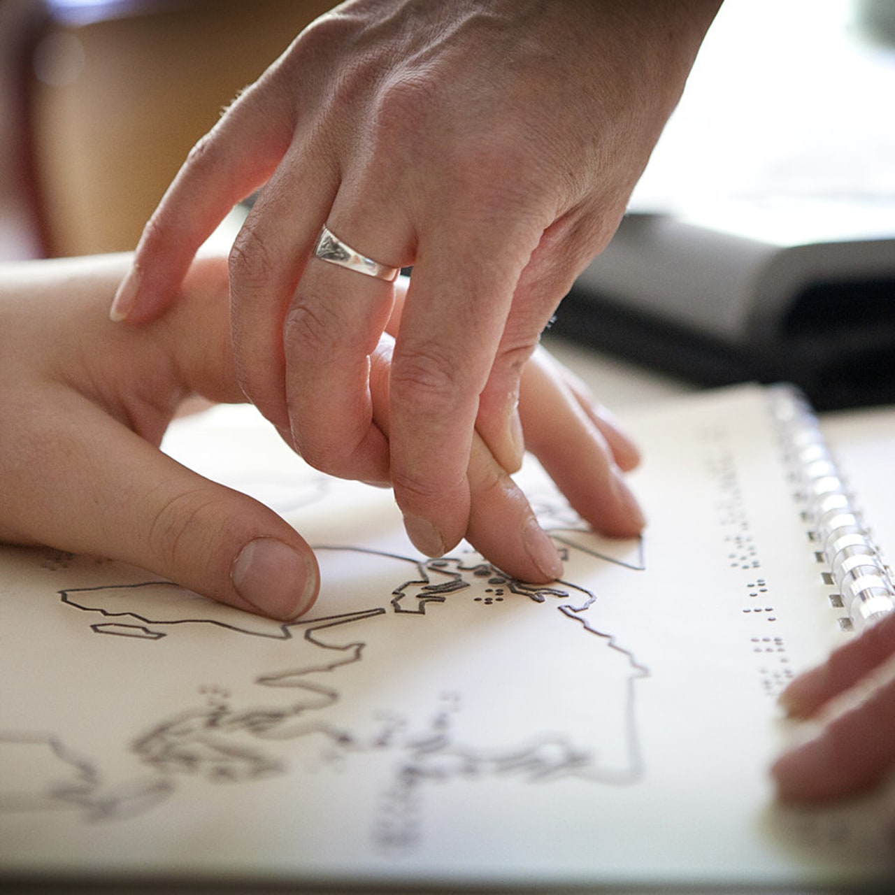 Compte tenu de leur double handicap sensoriel, les personnes sourdaveugles font face à des défis particulièrement conséquents en matière de communication. Leur éducation ou rééducation en la matière est donc cruciale et doit respecter leur autodétermination. (Amélie Benoît/Image Point FR/BSIP)