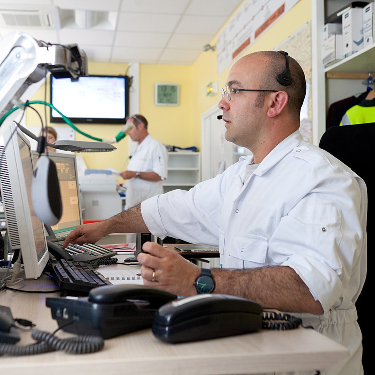 Dans le cadre de la régulation des urgences psychiatriques via les appels au 15, les créations de filières dédiées au sein des services d'accès aux soins sont encouragées par le ministère. Environ vingt projets devraient être soutenus en 2025. (Burger/Phanie)