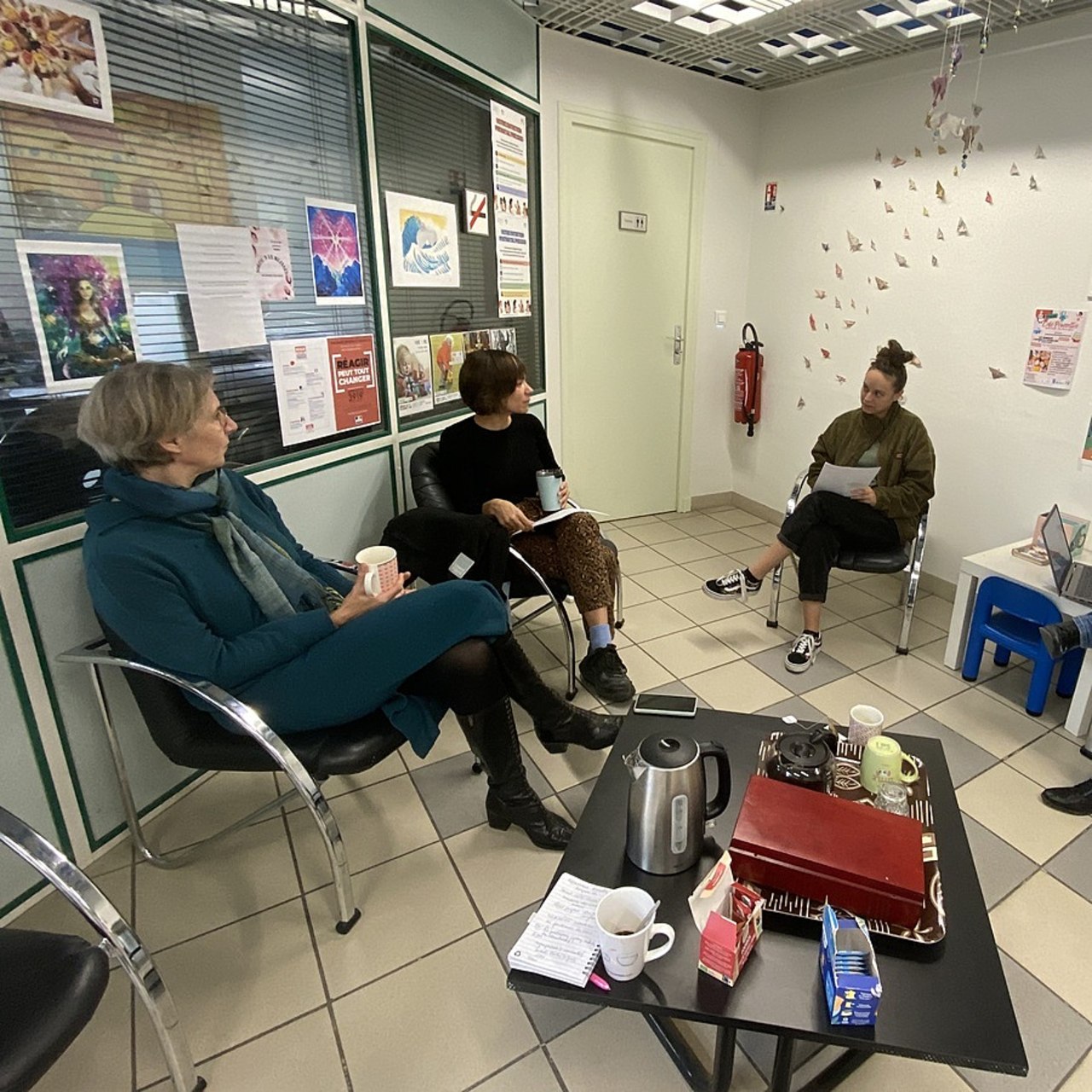 Chaque équipe mobile est pluridisciplinaire : pédopsychiatre et psychiatre, infirmière, éducatrice, psychologue, psychomotricienne, cadre de santé, secrétaire. Elle dispose de locaux dédiés pour les consultations et ateliers thématiques. (Caroline Cordier/Hospimedia)