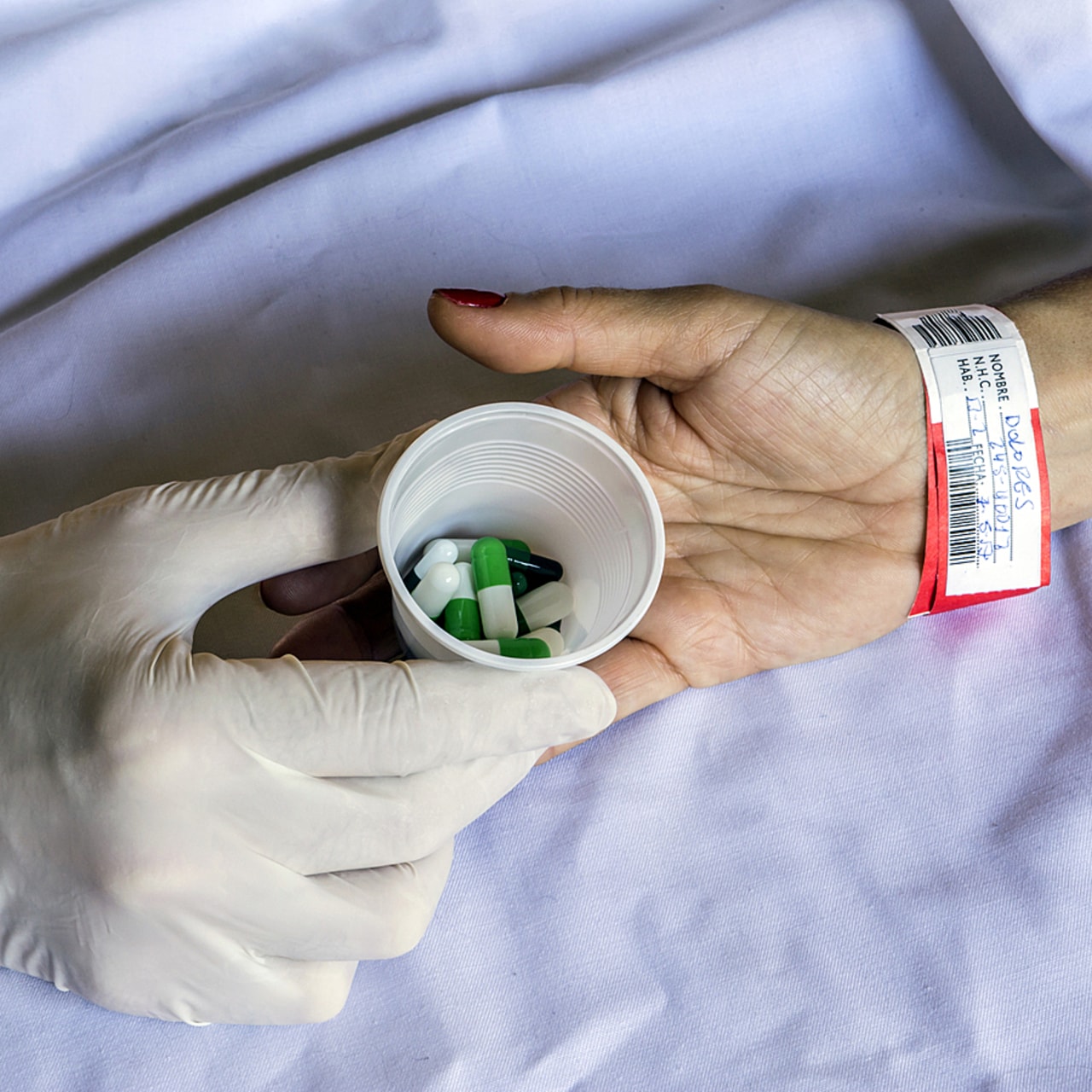 Une insuffisance rénale ou le fait d'avoir plusieurs traitements augmentent le risque d'être exposé à une iatrogénie médicamenteuse, d'après l'enquête des équipes mobiles de gériatrie. (SPL/BSIP)