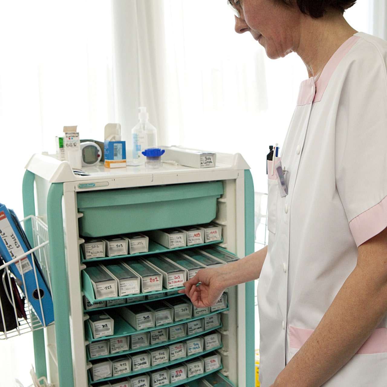 La préparation des piluliers en officine reste une activité non rémunérée, une situation que les pharmaciens veulent voir évoluer en raison de leur inquiétude sur leur avenir économique. (Bruno/Image Point FR/BSIP)