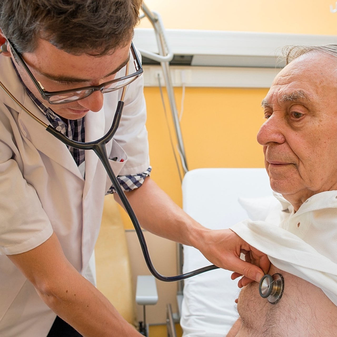 La nouvelle mouture rédactionnelle du décret de juin 2024 restreint son application aux contrats de mise à disposition des professionnels de santé, médicaux ou non, qui concluent pour la première fois après la date de son entrée en vigueur, un contrat d'intérim. (Astier/BSIP)