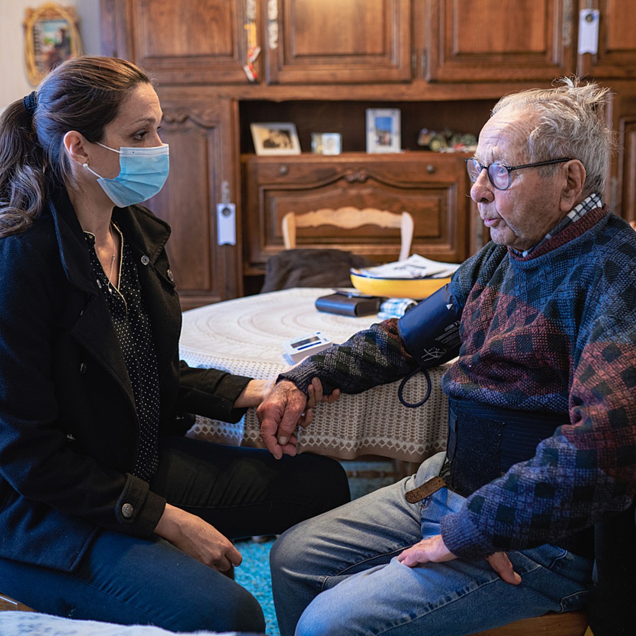 Le rapport met en avant que les dépenses globales de prise en charge des personnes dépendantes sont deux fois plus élevées en établissement qu'à domicile. (Morcillo/BSIP)