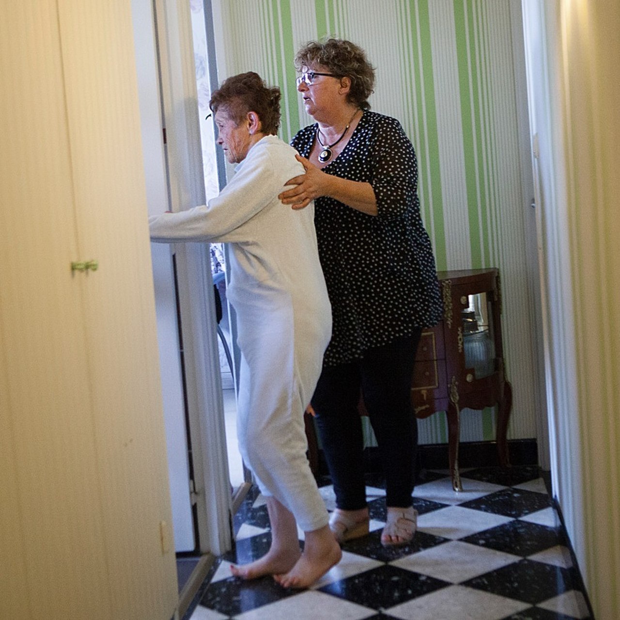 Les besoins des aidants ne sont pas les mêmes selon qu'ils vivent avec la personne aidée ou lui apportent une aide administrative ponctuelle par exemple. (Amelie Benoist/Image Point FR/BSIP)