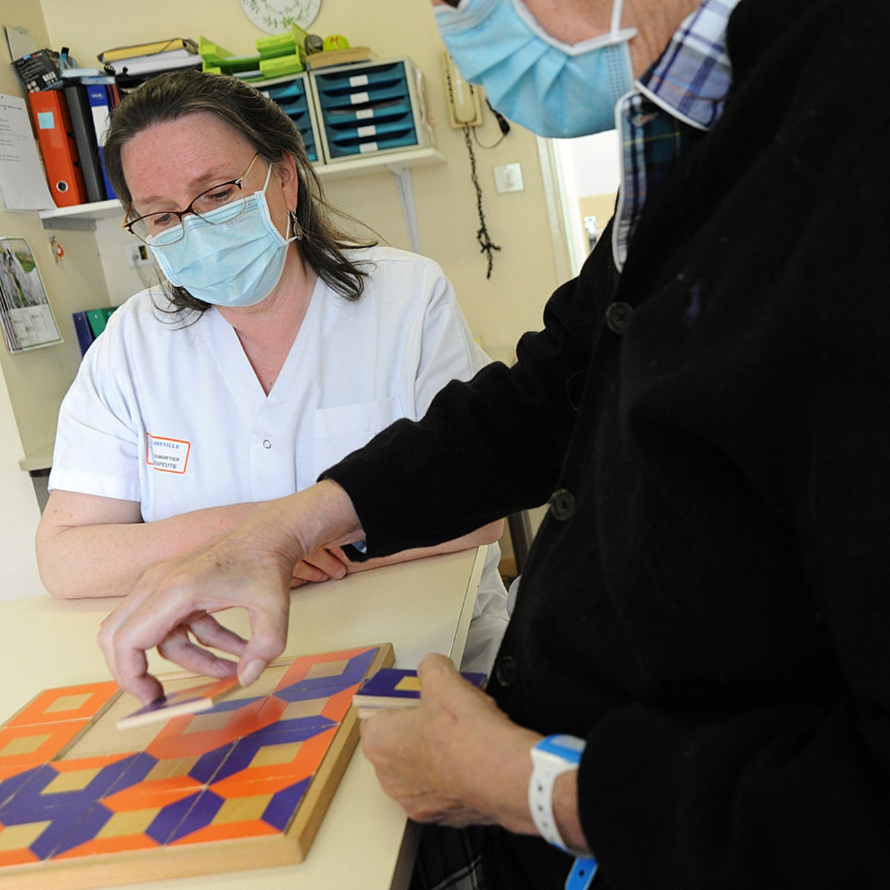 Grâce à un nouveau cahier des charges, les unités cognitives-comportementales seront davantage intégrées au sein des unités de soins médicaux et de réadaptation. (Pascal Bachelet/BSIP)