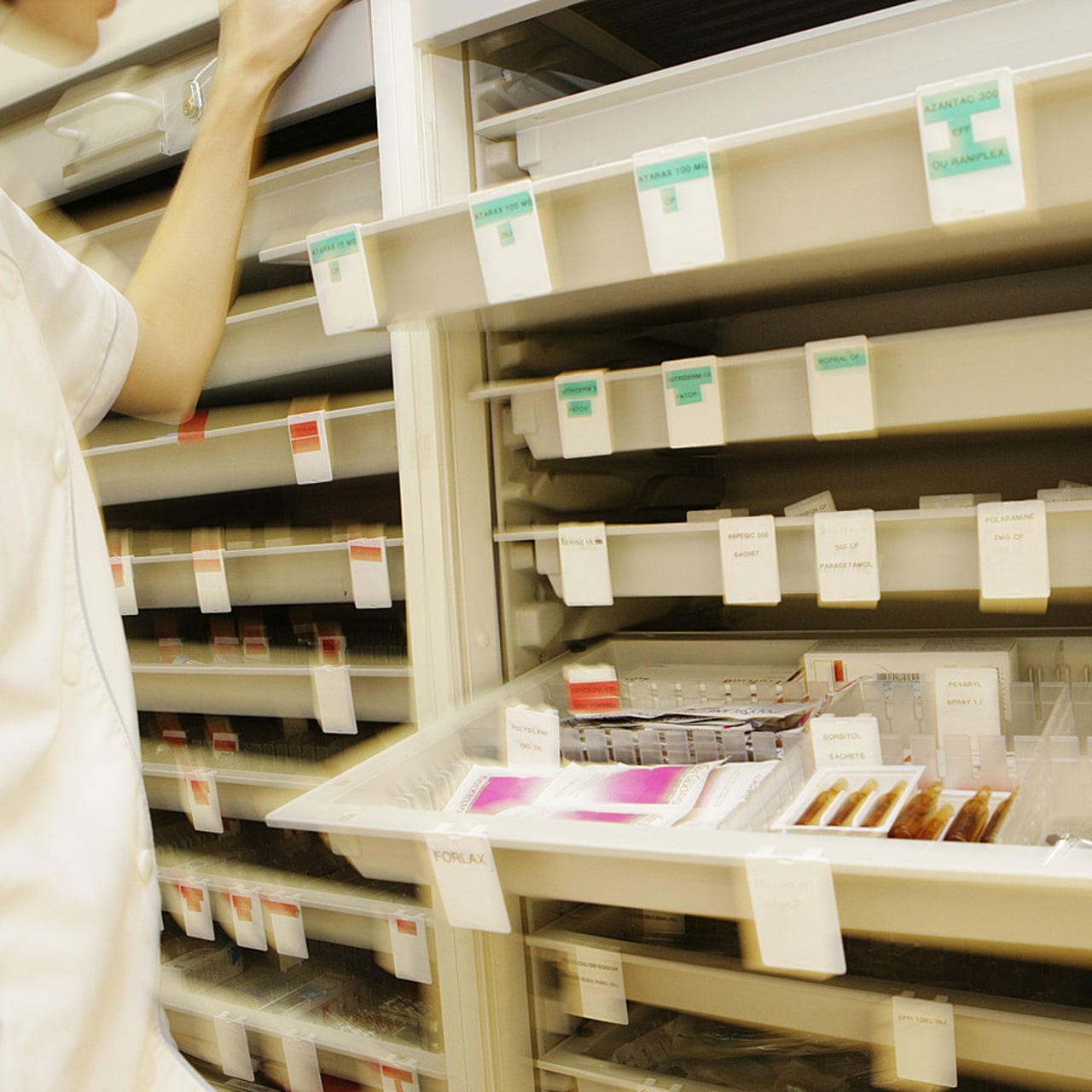 Le diplôme d'État de préparateur en pharmacie hospitalière fait partie des nouvelles formations qualifiantes financées par les fonds conventionnels mobilisables par la branche privée. (T&L/Image Point FR/BSIP)