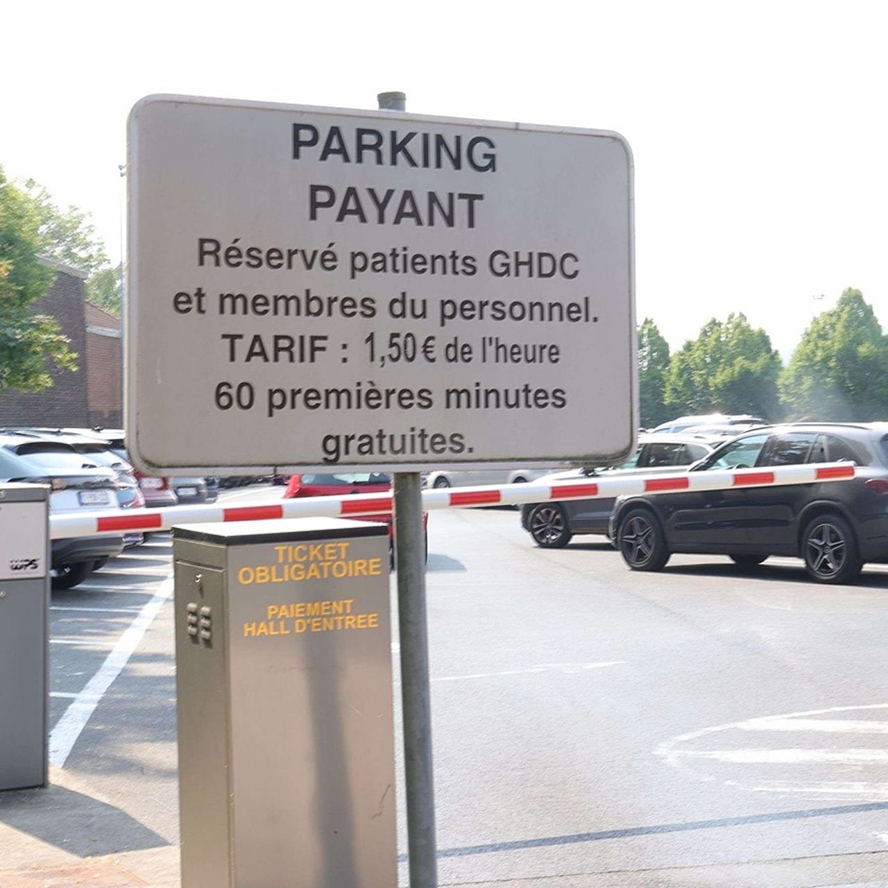 Le texte du RN obligeait chaque hôpital public à avoir un parking gratuit pour les patients, les visiteurs et le personnel. L'État devait compenser les dépenses liées à la construction, l'aménagement et l'exploitation de ce parc de stationnement. (Shutterstock/Sipa)