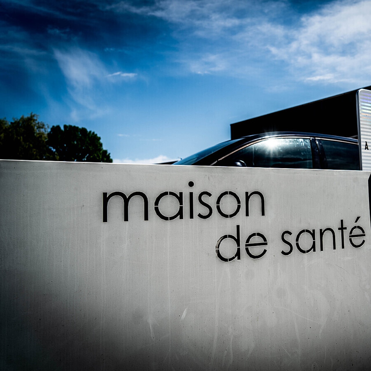 Les maisons et centres de santé qui le souhaitent pourront obtenir une labellisation France Santé, assortie d'un financement de 50 000 € par structure. Il faudra remplir plusieurs critères, comme la présence "garantie" d'un médecin et d'un infirmier et l'absence de dépassements d'honoraires. (Garo/Phanie)