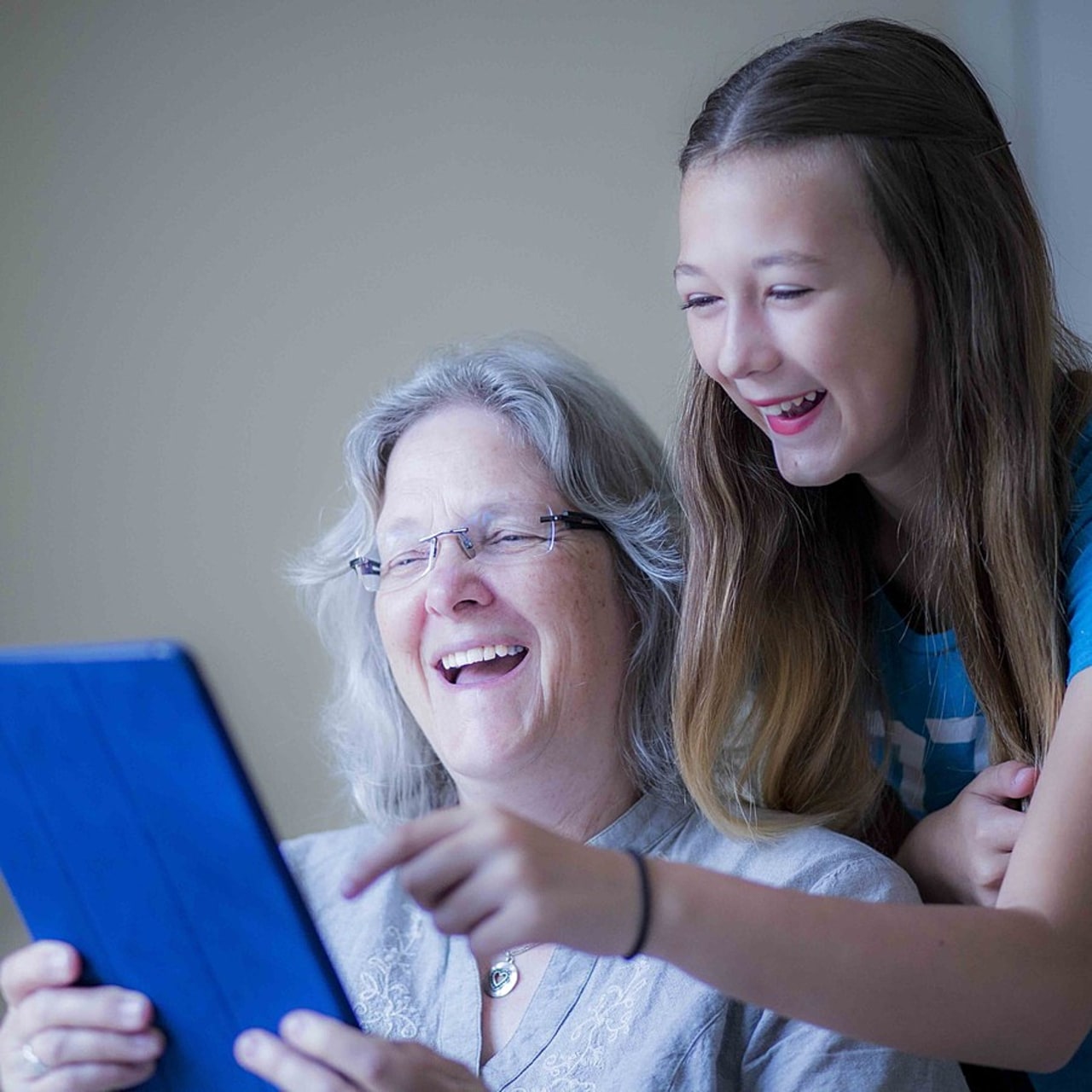 Six mois après une mission de service civique solidarité séniors, un jeune sur cinq a participé à des activités bénévoles. Parmi eux, plus de la moitié sont devenus bénévoles dans la structure qui les a accueillis pendant leur service. (SPL/BSIP)