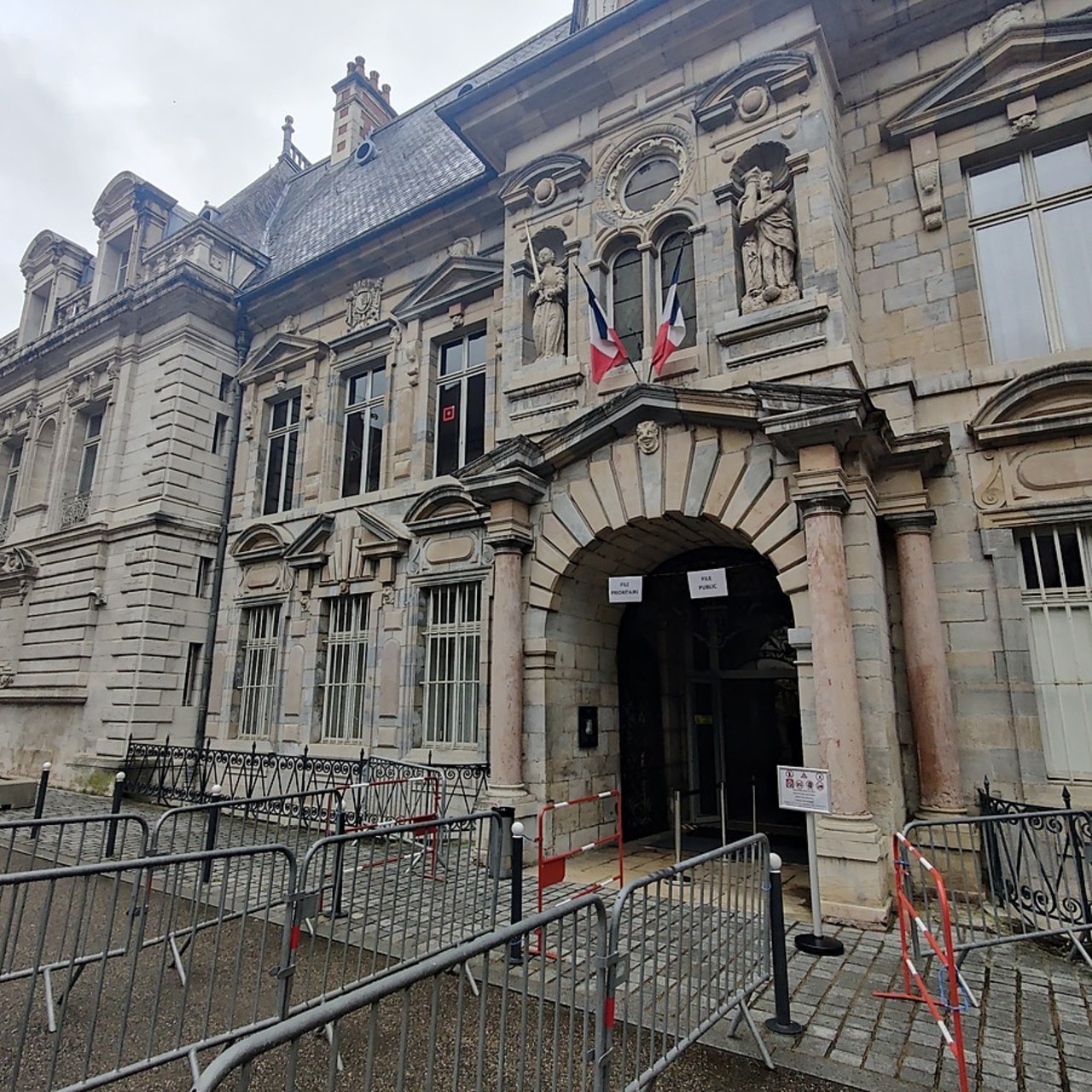 La mort de Laurence Nicod, qui survient dans un contexte de tension entre les anesthésistes Frédéric Péchier et Sylvain Serri, laisse planer le doute sur la victime ciblée par l'empoisonneur. (Perrine Debacker/Hospimedia)