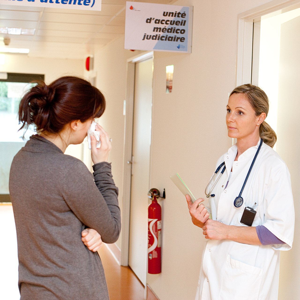 Plus de 500 établissements ont signé un protocole, embarquant notamment le développement de la prise de plainte dans les hôpitaux. (Burger/Phanie)