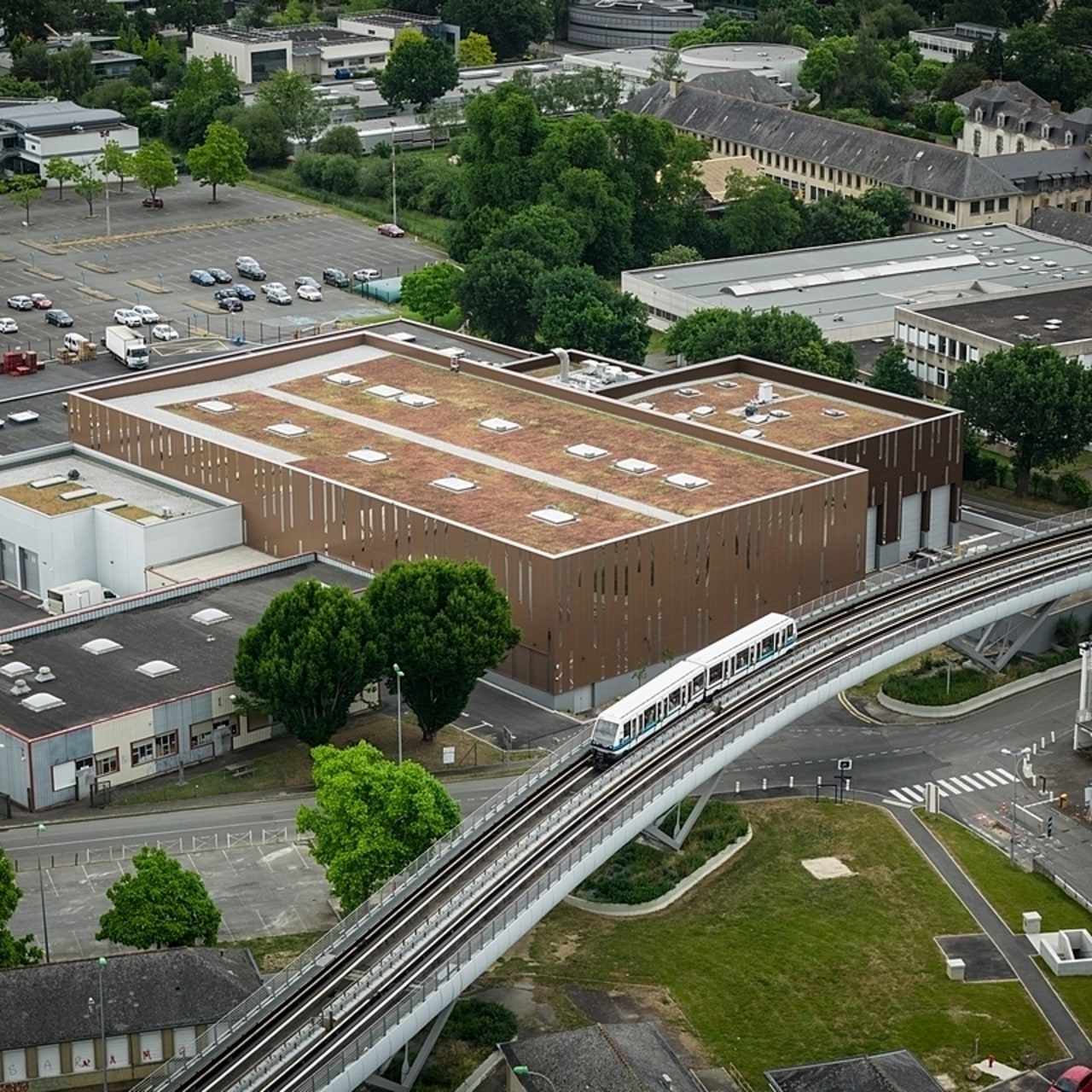 Les toitures de la plateforme, divisée en cinq pôles d'activités, sont végétalisées pour contribuer à la régulation thermique du bâtiment. (Christophe Le Potier)