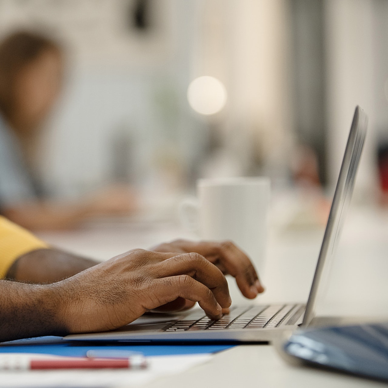 Des travaux sont en cours pour mesurer l'efficacité des solutions d'IA pour le secteur du domicile, en vue d'y associer des financements. (Altopress/Photoalto/BSIP)