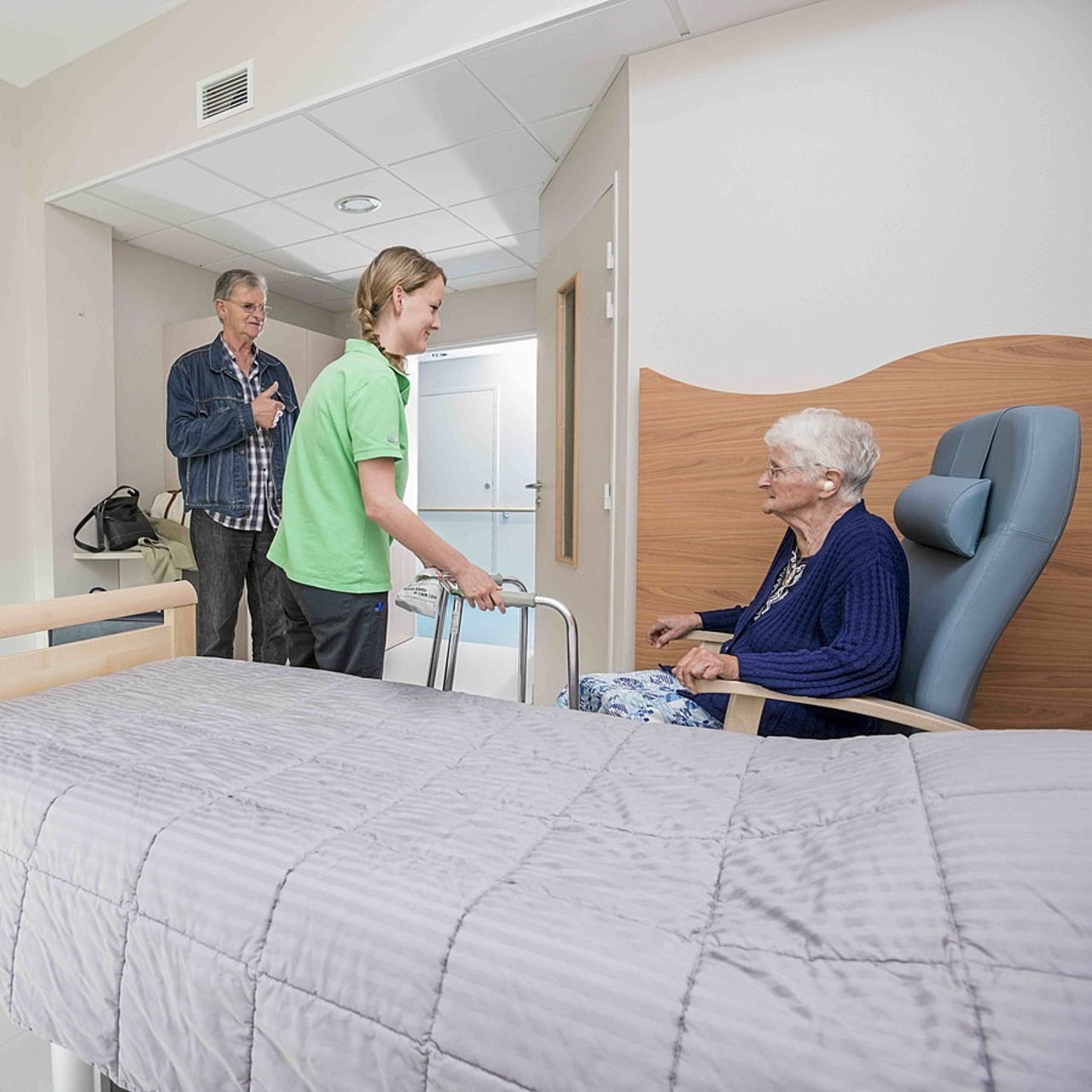 Les consentements ou refus des résidents d'Ehpad pour autoriser les contrôles de leur espace de vie privatif sont consignés dans leur contrat de séjour dès leur arrivée. (Astier/BSIP)