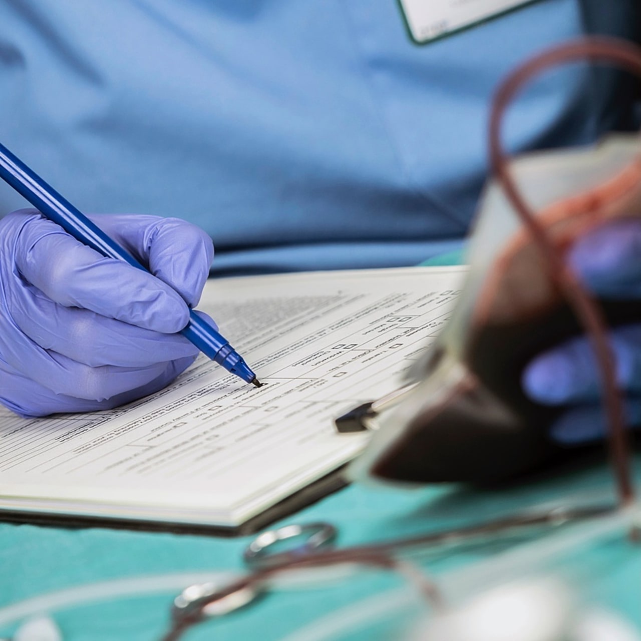 Entre mars 2024 et mars 2025, le taux de patients transfusés à Sainte-Anne respectant dans les un à trois mois l'examen sanguin obligatoire visant à rechercher des agglutinines irrégulières a grimpé de 22 à 58%. (SPL/BSIP)