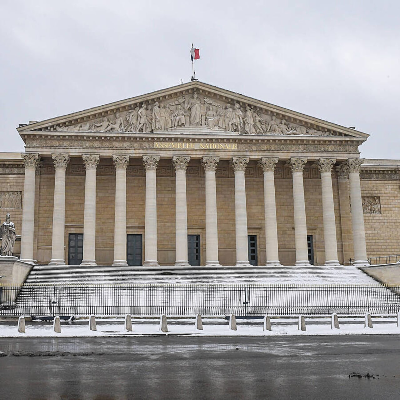Examiné en seconde lecture en commission, le projet de loi de finances a de nouveau été rejeté par les députés. Il fait son retour en séance publique le 13 janvier. (Isa Harsin/Sipa)