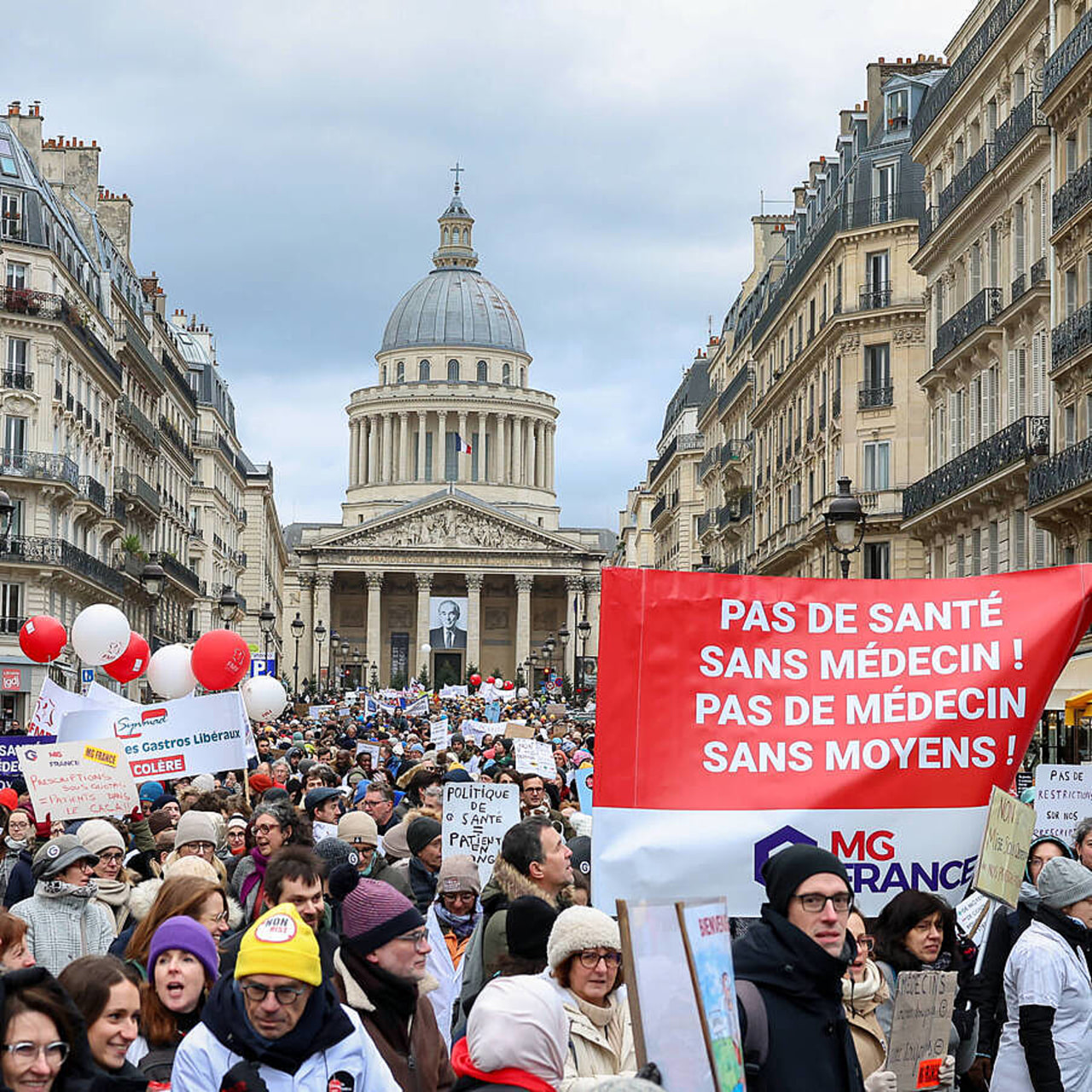Selon les organisateurs, plus de 20 000 médecins ont foulé le pavé parisien ce 10 janvier. (Romuald Meigneux/Sipa)