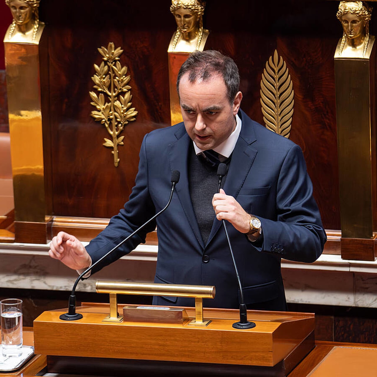 Après le rejet de deux motions de censure, la première partie du budget pour 2026 a été adoptée par 49.3. Le Premier ministre a de nouveau engagé la responsabilité du Gouvernement pour l'intégralité du texte. (Isa Harsin/Sipa)