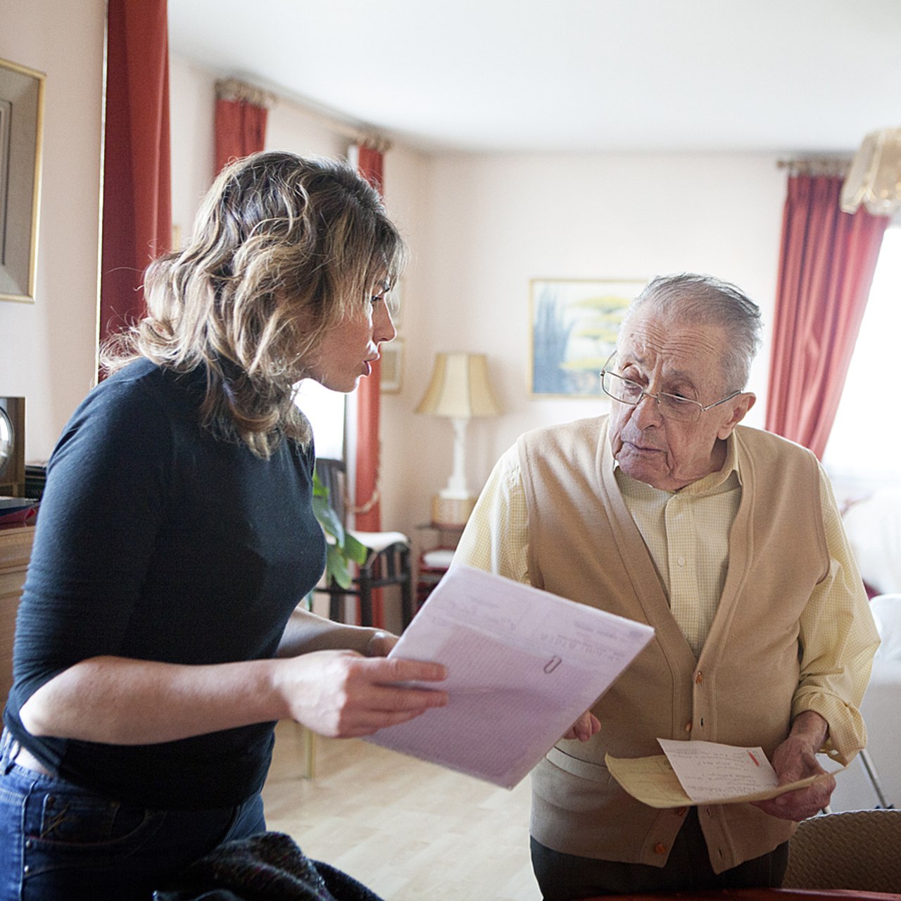 Les services à domicile doivent communiquer et sensibiliser les usagers pour leur donner envie de devenir accompagnés traceurs. (Amélie Benoist/Image Point FR/BSIP)